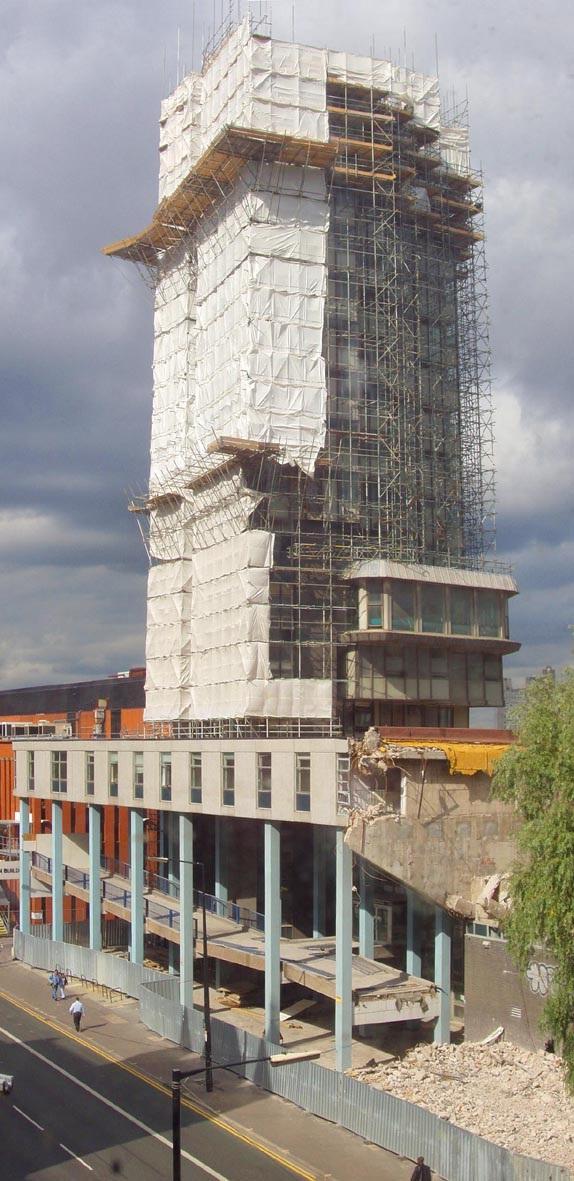 1.2 Κτίρια που κατεδαφίστηκαν εσκεμμένα 1.2.1 Mathematics Tower Manchester, Αγγλία Επρόκειτο για ένα πανεπιστημιακό κτίριο όπου στεγαζόταν το Τμήμα Μαθηματικών του Πανεπιστημίου Victoria του Manchester από το 1968 έως το 2004.
