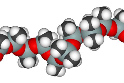 5.1.1 ΠΟΛΥΔΙΜΕΘΥΛΟΣΙΛΟΞΑΝΙΟ (PDMS) Το πολυδιμέθυλοσιλοξάνιο (polydimethylsiloxane, PDMS) είναι ένα οργανοπυριτικό πολυμερές του οποίου η κύρια αλυσίδα αποτελείται από διαδοχικά άτομα πυριτίου (Si)