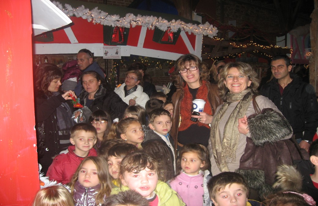 Σελίδα 2 ΕΚΔΡΟΜΗ ΣΤΑ ΤΡΙΚΑΛΑ Στις 15 Δεκεμβρίου 2011 επισκεφτήκαμε το Μύλο των Ξωτικών στα Τρίκαλα και έτσι όλοι μας μπήκαμε στο πνεύμα των Χριστουγέννων.
