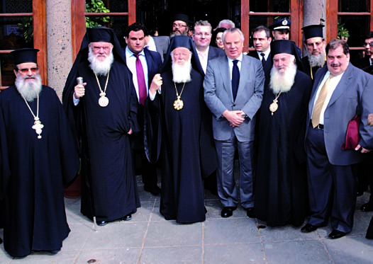 24 πει καί μελετᾷ ἐν τῷ συνόλῳ αὐτῆς τήν «ἐπικράτησιν ἐν τῷ κόσμῳ τῆς εἰρήνης, τῆς δικαιοσύνης, τῆς ἐλευθερίας, τῆς ἀδελφοσύνης καί τῆς ἀγάπης μεταξύ τῶν λαῶν καί τήν ἄρσιν τῶν φυλετικῶν καί λοιπῶν