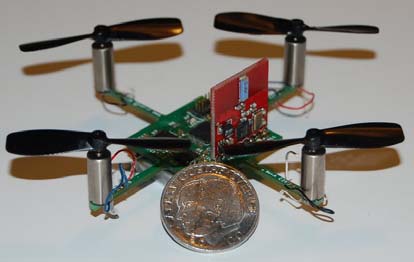 Εισαγωγή Το quadrotor. Αρχή Λειτουργίας Συνιστώσες Σχήμα 1-2. Το πρώτο επανδρωμένο MRAV, με16 έλικες (αριστερά), ένα από τα πιο μικρά quadrotor (δεξιά) [51]. 1.2 Το quadrotor.