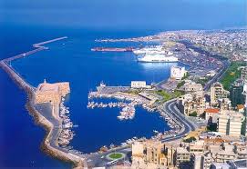 κέντρο της Κρήτης, καθώς και στο ότι είναι η πρωτεύουσα του νησιού και ως εκ τούτου έχει τον μεγαλύτερο πληθυσμό.