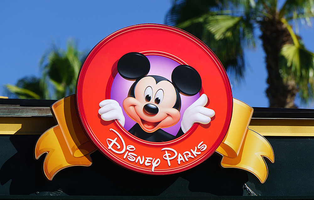 DISNEYLAND Προγραμματίστε την Disneyland στο πρόγραμμά σας. Μπορείτε να παρακολουθήσετε την μαγεία των πυροτεχνημάτων αργά το βράδυ.