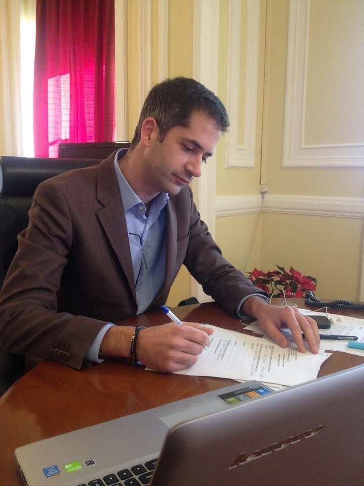 Φιλοξενούµενο Άρθρο Ο Κώστας Μπακογιάννης είναι Περιφερειάρχης της Κεντρικής Ελλάδος, η οποία περιλαµβάνει ένα µέρος της κεντρικής ηπειρωτικής Ελλάδος και τα νησιά Εύβοια και Σκύρο.