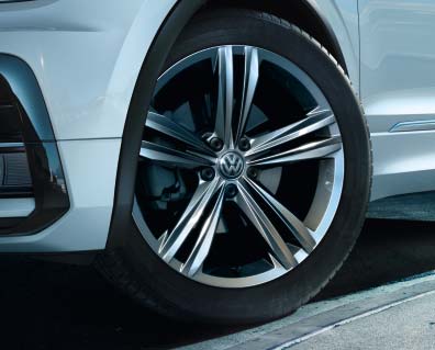 R-Line Tο νέο Tiguan έχει έντονο σπορ χαρακτήρα που μπορεί να γίνει ακόμη πιο σπορ με το προαιρετικό πακέτο R-Line για το εσωτερικό και το εξωτερικό.