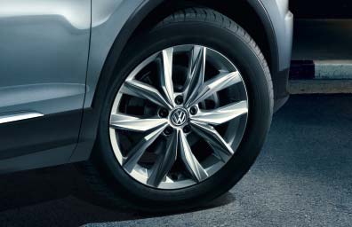 Exclusive Στην έκδοση Exclusive το νέο Tiguan συνδυάζει υψηλής ποιότητας στοιχεία όπως οι ζάντες αλουμινίου 18" «Kingston» και τεχνολογικά χαρακτηριστικά όπως οι προβολείς LED και το σύστημα
