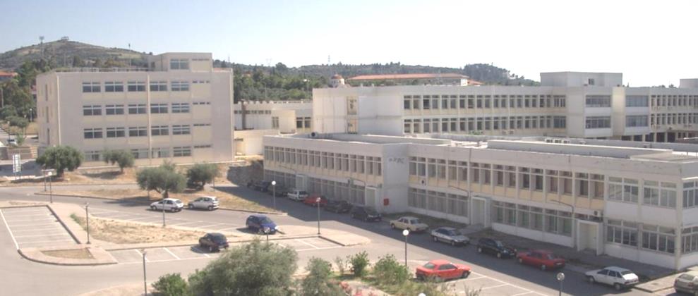Το Τμήμα στεγάστηκε στα πρώτα χρόνια προσωρινά σε προκατασκευασμένα κτίρια και στο Β' κτίριο της Πανεπιστημιουπόλεως.