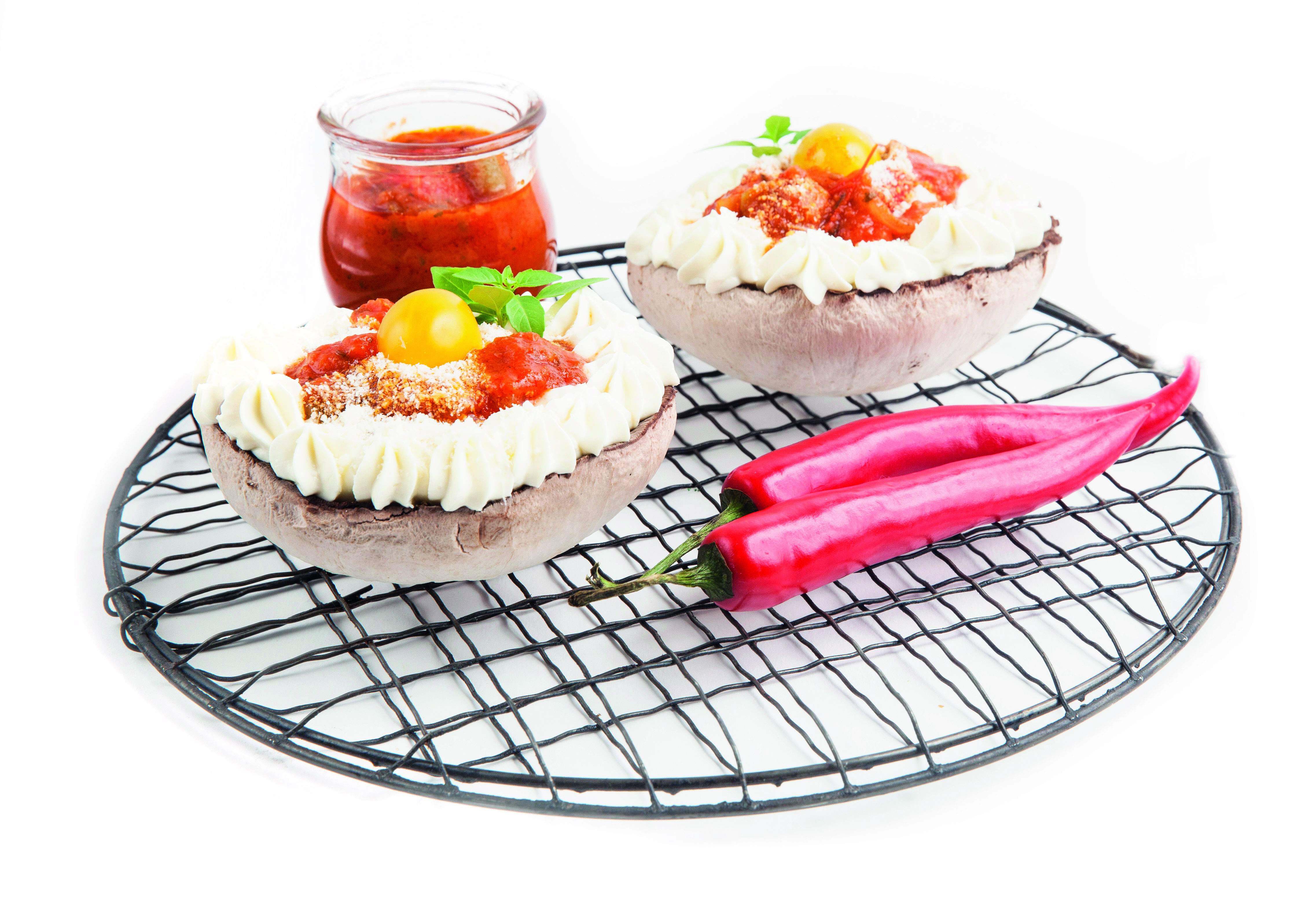 ΜΑΝΙΤΑΡΟΠΙΤΣΑ ΜΕ ΚΟΤΟΠΟΥΛΟ 1kg κοτόπουλο φιλέτο 150g Σάλτσα Σπετζοφάι κωδ 55750 15g Καρύκευµα Γύροσ Κοτόπουλο Ακρόπολη κωδ 42882CL 50g Πέστο Bασιλικού κωδ 55653 100g µπέικον ή αλλαντικό τησ αρεσκείασ