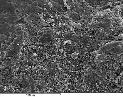 Β Γ Εικόνα 104: Εικόνες δευτερογενούς εκπομπής ηλεκτρονίων (SEI), όπου φαίνεται αυξημένη η μικροτραχύτητα σε κόκκους αδρανούς βασαλτικού υλικού (Βε15), από τα υπό μελέτη βασικά πετρώματα του
