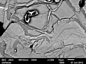 Γ Εικόνα 140: Εικόνες ηλεκτρονικού μικροσκοπίου σάρωσης (SEM) σερπεντινιωμένου χαρτσβουργίτη (Βε12) προς εξέταση αμιαντούχων ορυκτών.