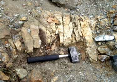 Στην ευρύτερη περιοχή του Κουτσοχωρίου συναντώνται επίσης απλιτικά πετρώματα που παρουσιάζουν αυξημένη σκληρότητα.