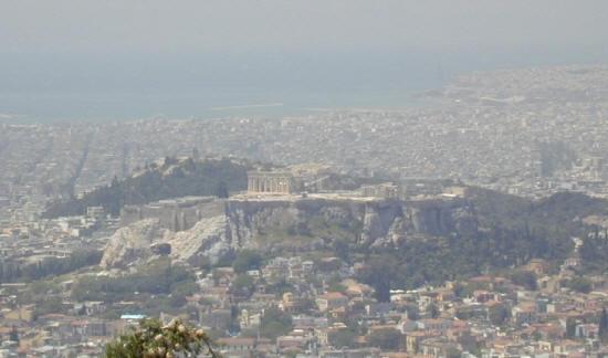 Η Αθήνα ασφυκτιά από την ατμοσφαιρική ρύπανση(νέφος) Κυκλοφορούν 2.000.