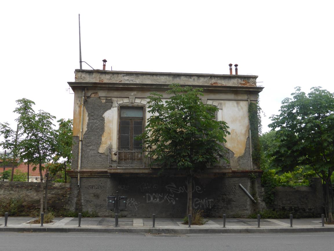 10 κέντρο τελείωνε στη σημερινή στάση Γεωργίου και κοβόταν από το ρέμα Μπουγιούκ Ντερέ που έφτανε μέχρι τη θάλασσα.