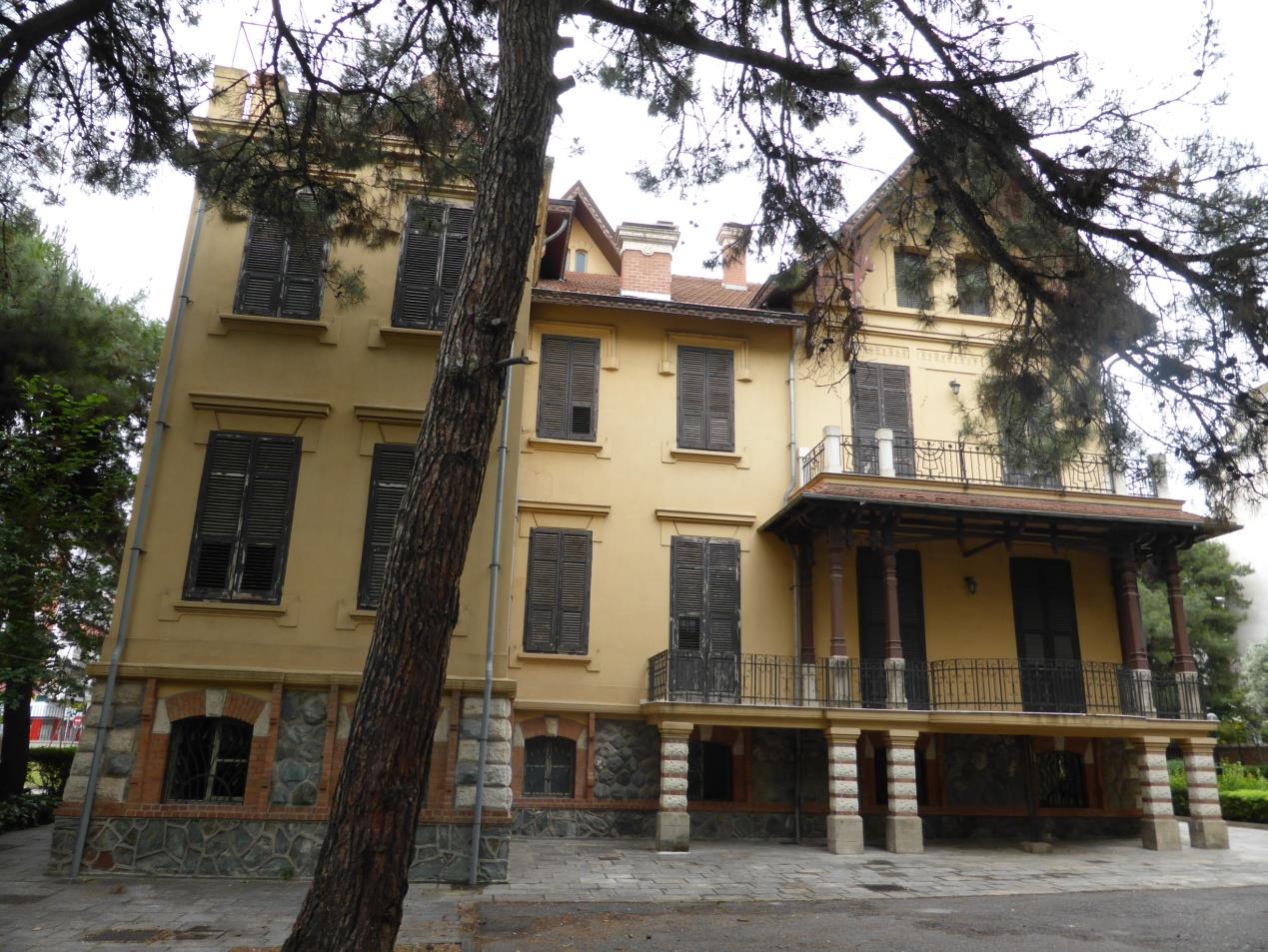12 Στο ισόγειο ως πρώτη αίθουσα είναι το σαλόνι, όπου δέχονταν η Μπιάνκα τους καλεσμένους της, ενώ στο επόμενο δωμάτιο, σε ευθεία γραμμή μετά το σαλόνι ψηλά στον τοίχο βρίσκεται το