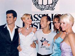 Στα fashion show στο Hilton και στο Intercontinental δεν μπορούσαμε να περάσουμε από τον κόσμο. Δύο χιλιάδες άτομα στις επιδείξεις του Κωστέτσου και του Ασλάνη», μου λέει η Νόνη Δούνια.