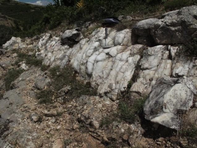 19 Γ) ΚΟΥΤΣΟΜΥΤΗΣ Φωτ. 10. Πανοραμική άποψη της περιοχής Κουτσομύτη με την πληθώρα πηγματιτικων σώματων με αυξομειούμενο πάχος εν είδη «ενστρώσεων» σε συμφωνία με τα περιβάλλοντα Φωτ. 11.