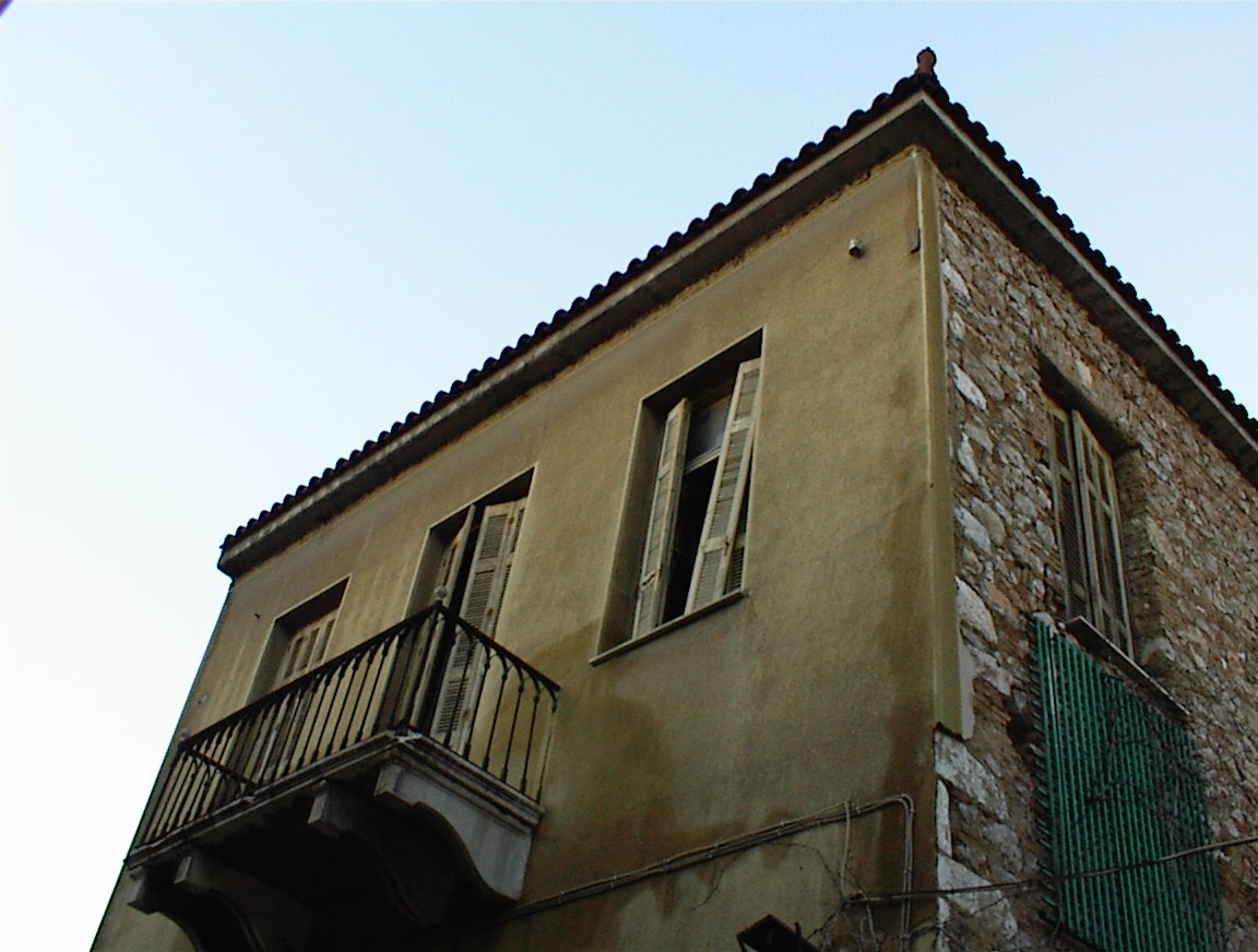 Εικ. 9 Η είσοδος που οδηγούσε στην στάθμη του Ισογείου και οι σκάλες του Υπογείου. Εικ.