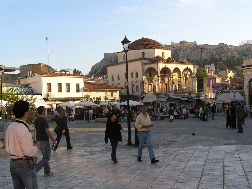 Στην παραπάνω φωτογραφία βλέπουμε μια άποψη της πολυσύχναστης πλατείας