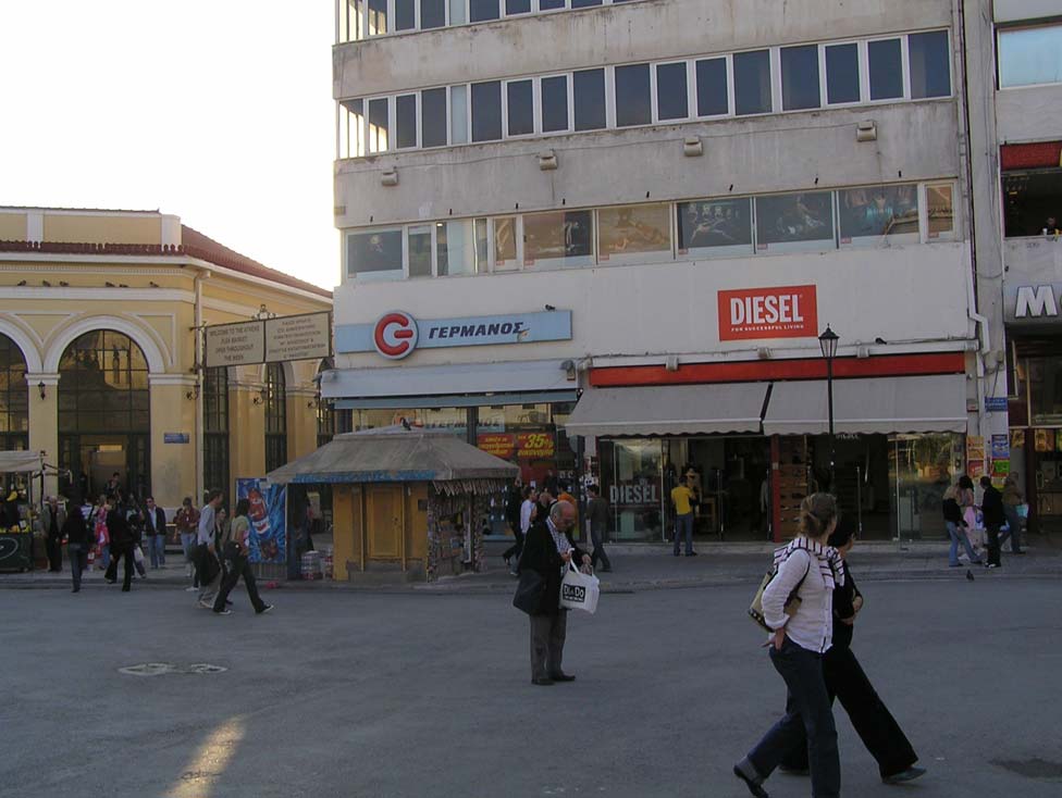 Στην παραπάνω φωτογραφία βλέπουμε τμήμα της πλατείας Μοναστηρακίου