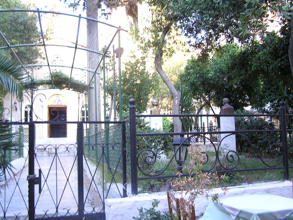 Στην παρακάτω φωτογραφία βλέπουμε την μεταλλική είσοδο του προαυλίου χώρου του ναού από