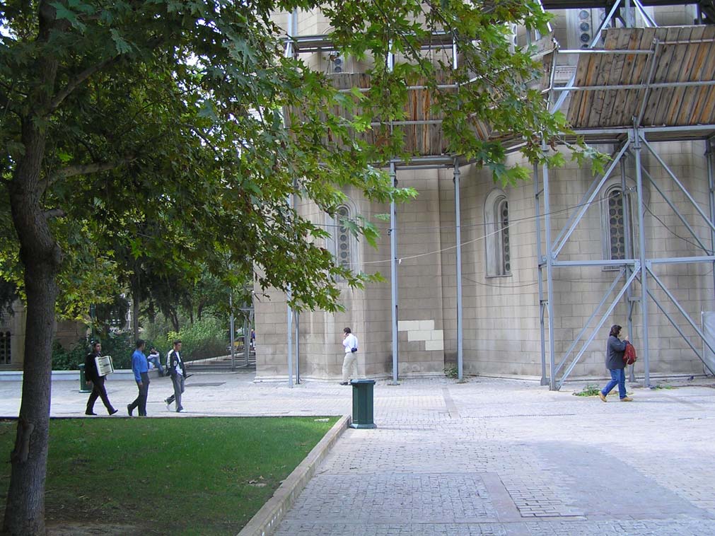 Στην παραπάνω φωτογραφία έχουμε μια άποψη της πίσω