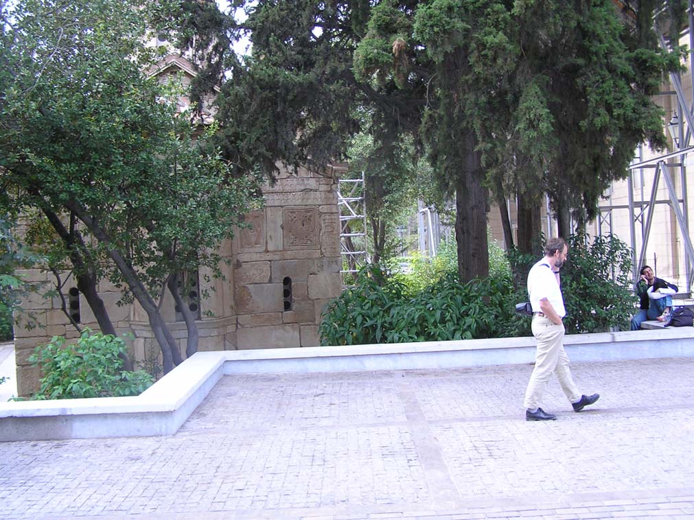Στην παραπάνω φωτογραφία έχουμε μια άποψη της πίσω πλευράς του