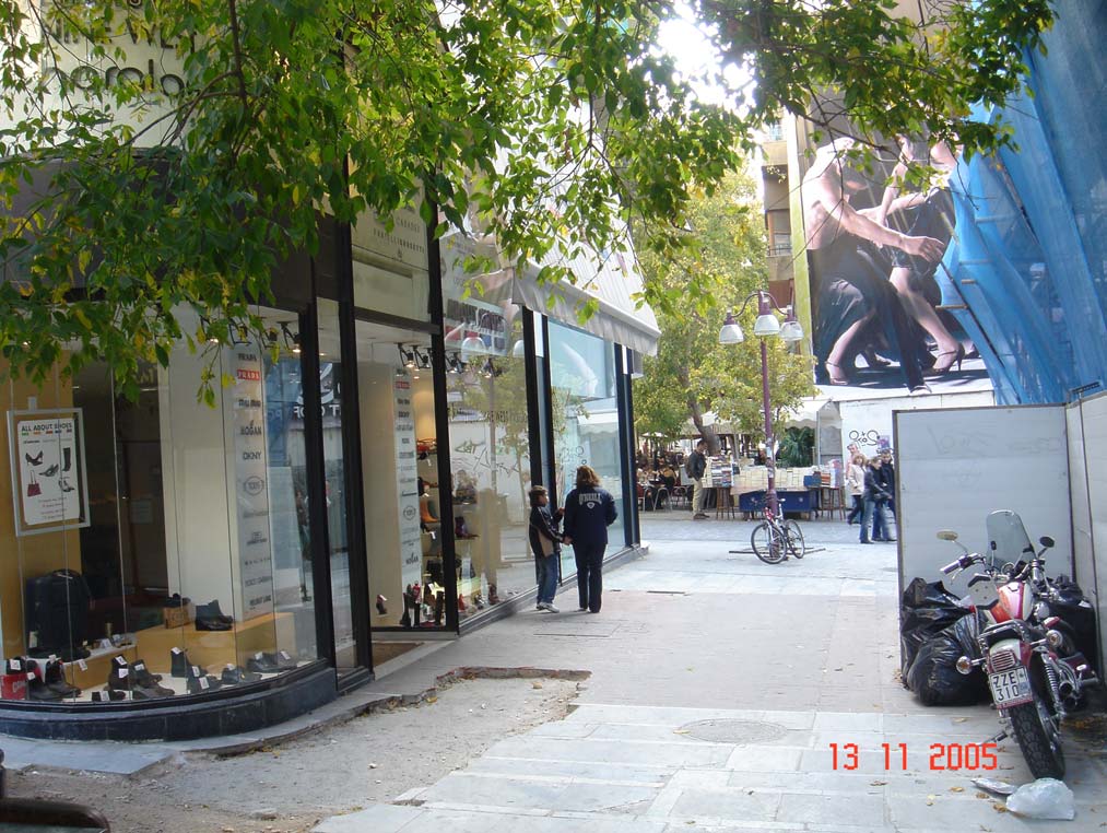 Στην παραπάνω φωτογραφία έχουμε μια άποψη του πεζοδρόμου