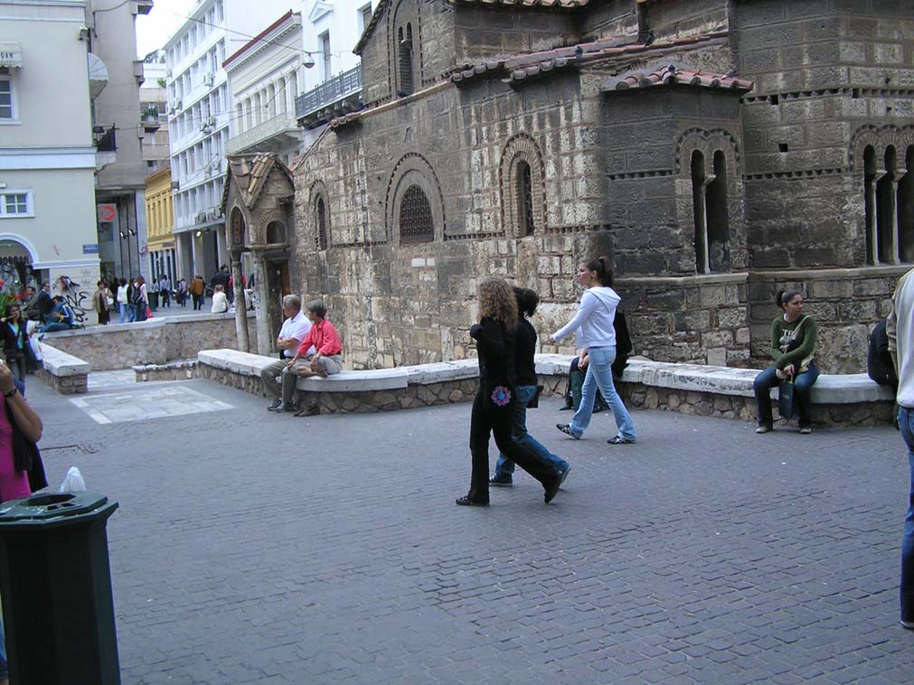 Στην παραπάνω φωτογραφία έχουμε μια άποψη του ιερού ναού από την οδό Ερμού