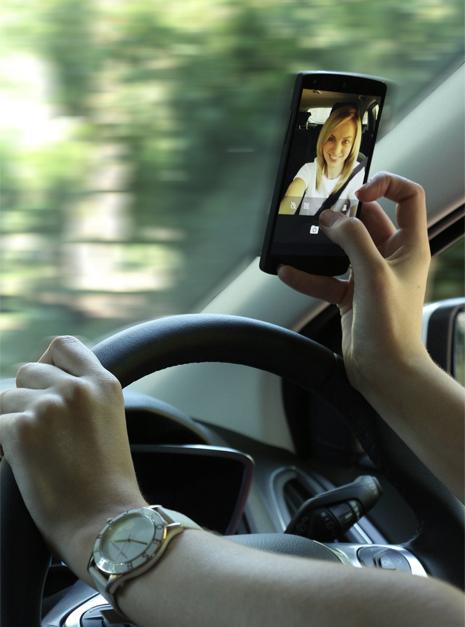 Driving Selfies Η εδώ και χρόνια ενσωμάτωση φωτογραφικού φακού στα κινητά τηλέφωνα έχει οδηγήσει και σε μια ακόμα παγκόσμια μόδα, η οποία έχει υιοθετηθεί και από τους πολίτες της χώρας μας.