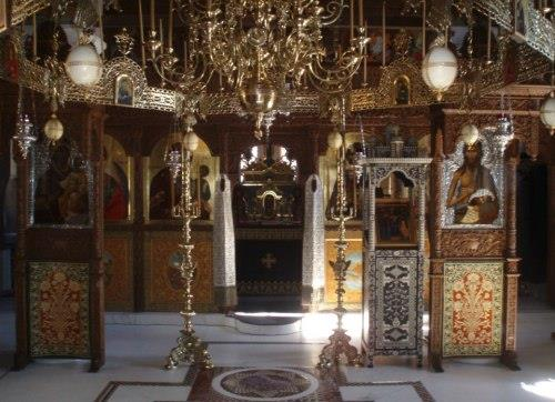 Ο κεντρικός ναός είναι λιθόκτιστος και υπάρχουν πολλές Βυζαντινές τοιχογραφίες. Το τέμπλο είναι ξυλόγλυπτο και χρονολογείται από το 1804.