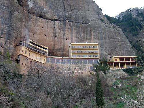 Ιερά Μονή Μεγάλου Σπηλαίου Ιωάννα Ζέρβα To καταπληκτικότερο ιερό προσκύνημα της Ορθοδοξίας στην Πελοπόννησο, είναι η Ιερά Μονή του Μ.