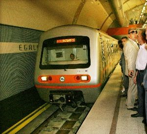 2.1.4. Μεταφορά ατόμων με αναπηρία Ένα πολύ σημαντικό ζήτημα που θα πρέπει να απασχολεί κάθε σύγχρονη κοινωνία είναι αυτό της μεταφοράς των ατόμων με ειδικές ανάγκες (ΑΜΕΑ).