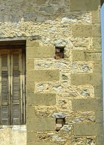 ΑΡΜΟΛΟΓΗΜΑΤΑ Κατάλληλου μεγέθους εργαλεία (μικρές σπάτουλες) για καλή συμπίεση του κονιάματος και πλήρωση των αρμών και για αποφυγή λερώματος παρακείμενων