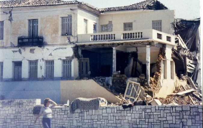 ΔΙΑΦΡΑΓΜΑΤΑ ΔΙΑΖΩΜΑΤΑ ΣΤΗΝ ΕΣΩΤΕΡΙΚΗ ΠΑΡΕΙΑ ΚΑΙ ΠΛΑΚΕΣ ΑΠΟ ΩΠΛΙΣΜΕΝΟ ΣΚΥΡΟΔΕΜΑ: ΑΠΑΡΑΜΟΡΦΩΤΟ ΚΑΙ ΙΔΙΑΙΤΕΡΑ ΔΥΣΚΑΜΠΤΟ ΔΙΑΦΡΑΓΜΑ Συνήθης λύση, ευρέως αποδεκτή περί τα μέσα του 20 ου αι.