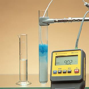 Μια εξώθερμη διεργασία Ο δοκιμαστικός σωλήνας περιέχει άνυδρο θειικό χαλκό(ιι) και ένα θερμόμετρο που δείχνει 26,1 ο C. Ο ογκομετρικός κύλινδρος περιέχει νερό.