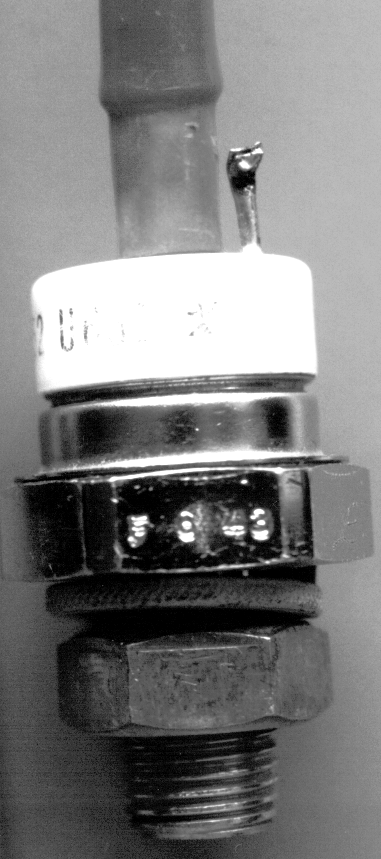 KMLN POLPEVODNŠK ELEMENT 6.6. TSTO Tiristor ima vlogo krmiljenega stikala. Zaprt toka ne prevaja, lahko pa ga s pomočjo dodatne krmilne elektrode ali vrat G vžgemo in postane prevoden.