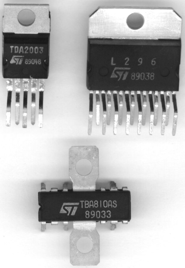 ELEKTONSK ELEMENT N VEZJA = = 3 1 2 1 2 + 1 2 = 98, kω Kondenzatorja 1 in 2 vplivata na spodnjo mejno frekvenco: 1 fl =, 2 π zato sta kapacitivnosti kondenzatorjev enaki: 1 2 1 1 = = = 265nF 2 π f 2