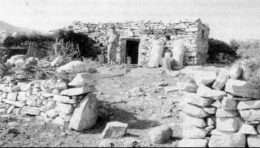 Εικόνα 1 : Μιτάτος κοντά στη Κεραμωτή Νάξου Εικόνα 2 : Αντιπροσωπευτική Κωμιακίτικη μάντρα,