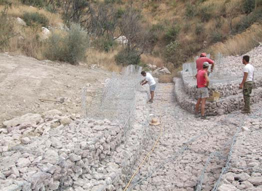 Επίσης είναι δυνατή η κατασκευή συρματοκιβωτίων με προεκτάσεις (terramesh) για τον οπλισμό των αναχωμάτων Συρματοκιβώτιο με προέκτάση - Τerramesh Πλεονεκτήματα : - Ανθεκτική, απλή, γρήγορη και