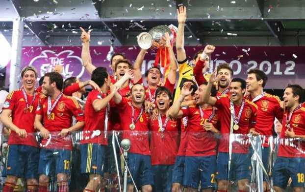 *Του Γιάννη Γεωργάκη Πριν από 15 χρόνια ουδείς μπορούσε να προβλέψει τη σημερινή ηγεμονία της Ισπανίας στο παγκόσμιο ποδόσφαιρο.