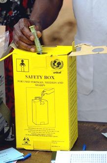 Ε Μ Β Ο Λ Ι Α Σ Μ Ο Ι : Ε Ν Α Δ Ρ Ο Μ Ο Λ Ο Γ Ι Ο Ζ Ω Η Σ Προμήθεια & Αποστολή Διανομή Εμβολιασμοί Εργάτες σε αεροδιάδρομο σε πόλη της Κένυα, φορτώνουν μεγάλα ψυγεία που περιέχουν εμβόλια