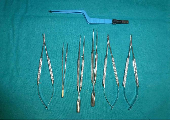 Κεφάλαιο 3 Εργαλεία και ράμματα μικροχειρουργικής Σύνοψη Για τη διενέργεια μικροχειρουργικών επεμβάσεων είναι απαραίτητη η χρήση ειδικών εργαλείων και ραμμάτων μικροχειρουργικής.