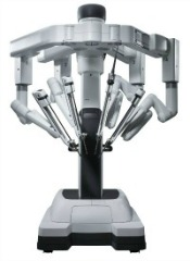 Εικ. 1.6: Ρομποτική κονσόλα da Vinci ii. Tο τροχήλατο των ρομποτικών βραχιόνων Το τροχήλατο των ρομποτικών βραχιόνων (Εικ. 1.7) αποτελείται από 3 ή 4 βραχίονες έναν για το ενδοσκόπιο (την κάμερα δηλαδή) και 2 ή 3 για τα ενδοσκοπικά εργαλεία τα οποία χειρίζεται ο χειρουργός.