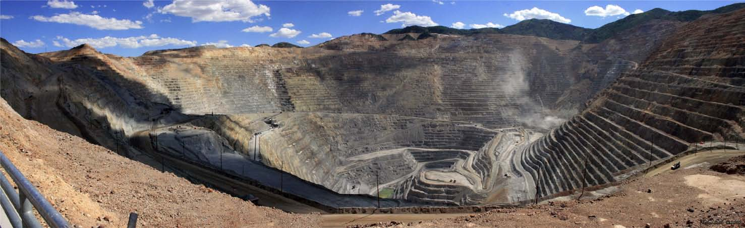 Τύποι εκμεταλλεύσεων 24 Επιφανειακή εκμετάλλευση χοανοειδούς μορφής (Conical pit) Η μορφή του ορυχείου πολλές φορές αποκλίνει σημαντικά από το σχήμα της χοάνης