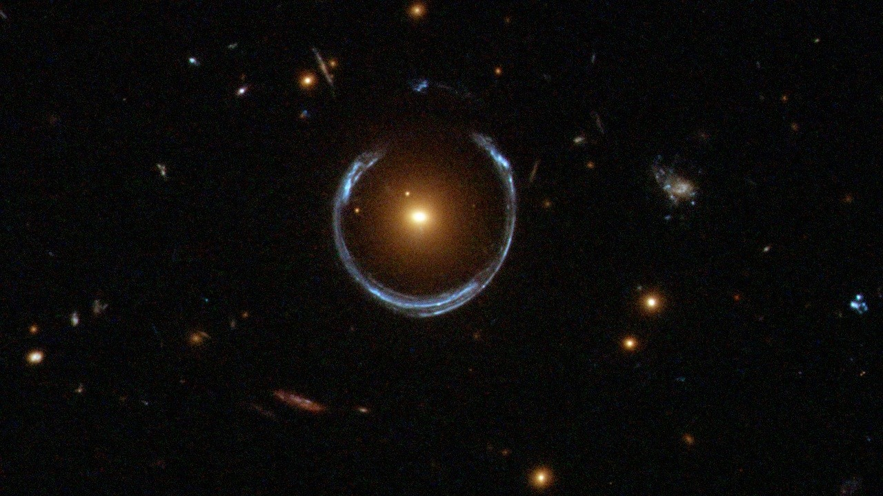 "Δαχτυλίδι του Einstein" LRG 3-757 Εικόνα 10: Η βαρύτητα λαμπρού ερυθρού γαλαξία