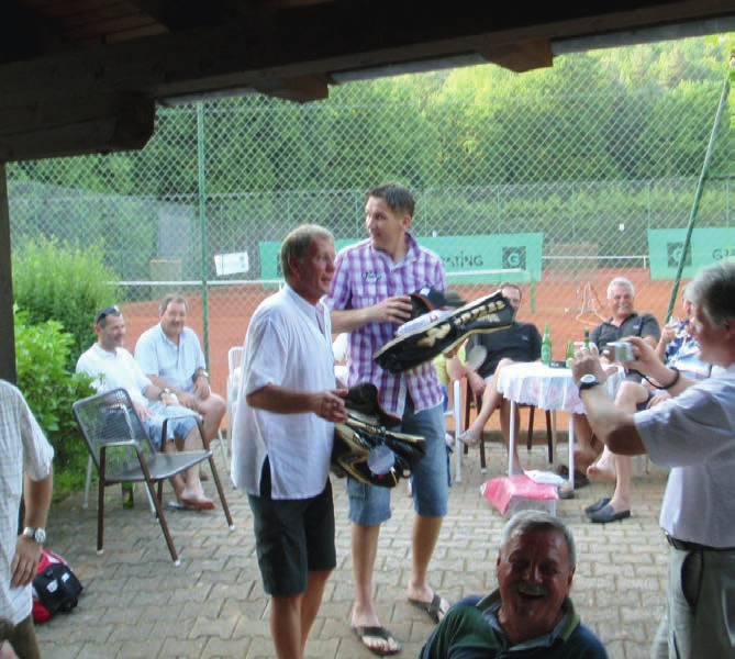 RAZVEDRILO Pa še gasilska fotograﬁja. 18. teniško srečanje dvojic GRAFIK INVEST OPEN bo 22. maja 2010! Do takrat na svidenje!