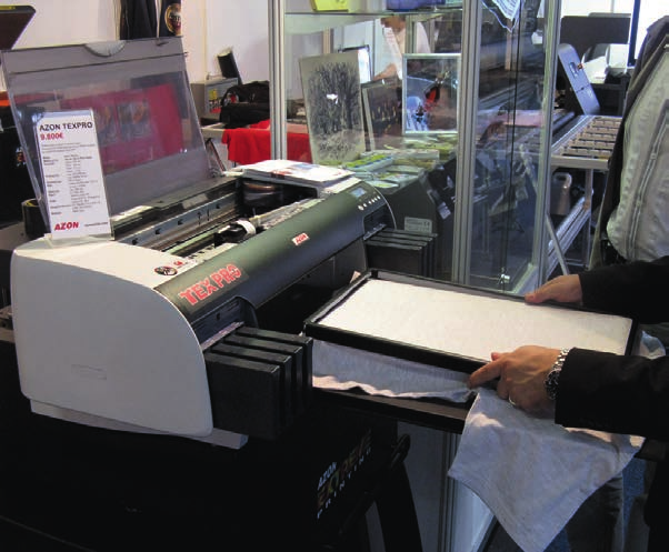 prireditev UV-tisk AZON UV JET 1600FB. Rešitev tiska na tekstil proizvajalca Polyprint z barvili na vodni osnovi.