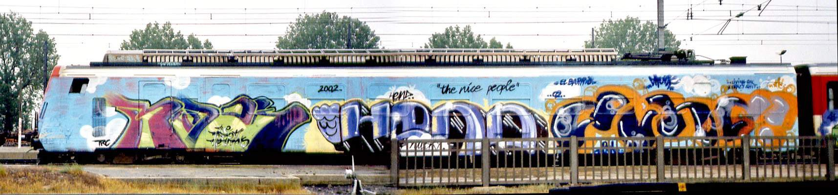 Το graffiti στην Ελλάδα Το graffiti εμφανίστηκε στην Ελλάδα γύρω στο 1986 αρχικά με πολύχρωμα σχέδια και μηνύματα πάνω στα βαγόνια του ηλεκτρικού και των τρένων.