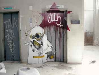 Όσον αφορά όμως την αναγραφή συνθημάτων - Graffiti, εδώ έχουμε μια μεγάλη παράδοση.