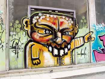 Graffiti από τον Antiea επί της οδού Πατησίων, Aθήνα. Eυκαταφρόνητα ή μη ως εικαστική παρουσία, τα Graffiti συνιστούν ένα ενεργό στοιχείο της νεολαίας στην πόλη.